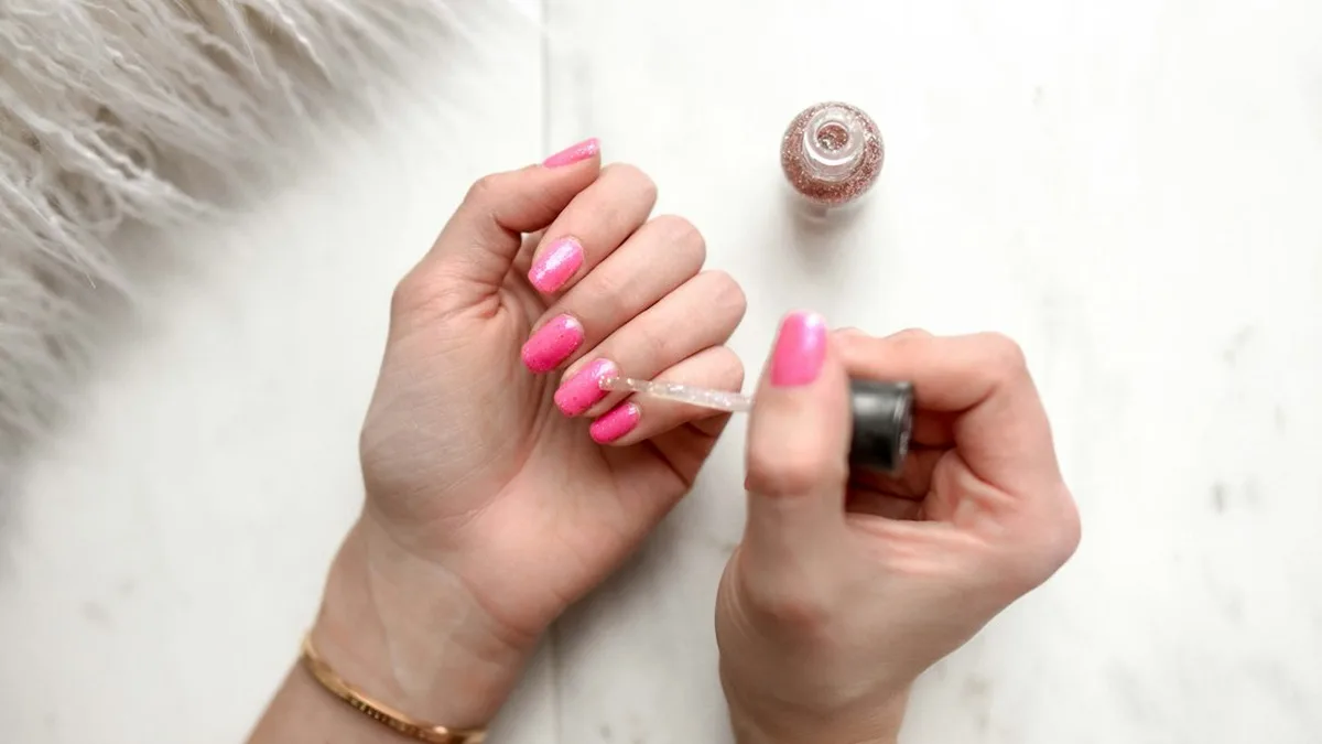 Ongles cassants que faire : les habitudes qui ont vraiment tenu